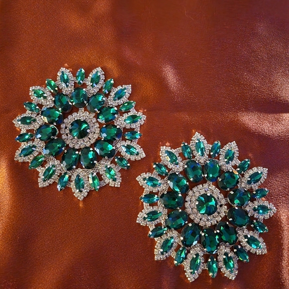 Elegant Large Faux Diamond And Emerald Green Crystal Garment Embelishments. - Picture 4 of 4